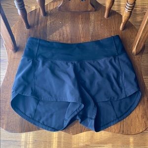 black Lululemon speed up short 2.5” size 0